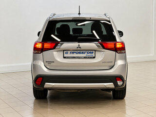2015 Mitsubishi Outlander III Рестайлинг, серебристый, 1730000 рублей, вид 3