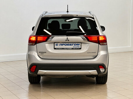 2015 Mitsubishi Outlander III Рестайлинг, серебристый, 1690000 рублей, вид 3