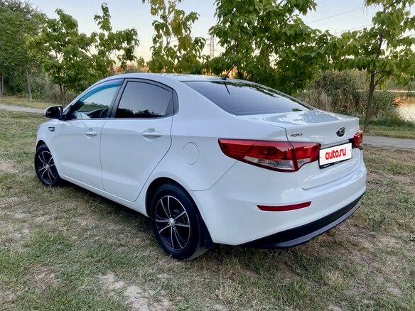 2016 Kia Rio III Рестайлинг, белый, 780000 рублей - вид 4