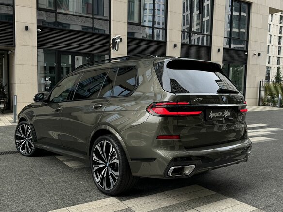 2023 BMW X7 40i I (G07) Рестайлинг, зелёный, 11790000 рублей - вид 2