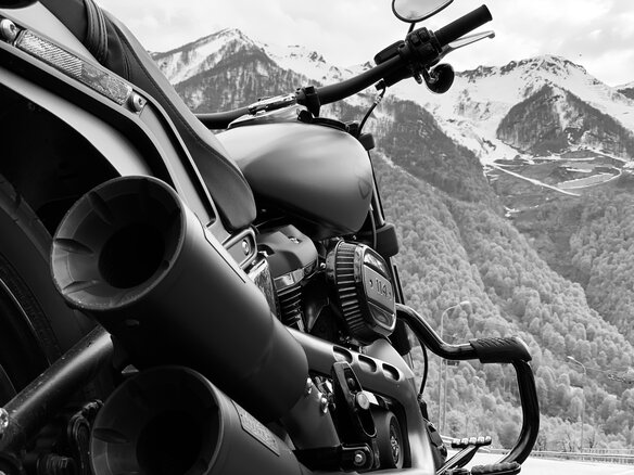 2018 Harley-Davidson Fat Bob, серый, 2000000 рублей - вид 2