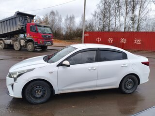 2021 Kia Rio IV Рестайлинг, белый, 1200000 рублей, вид 3