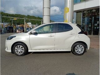 2022 Toyota Yaris IV, белый, 935000 рублей, вид 5