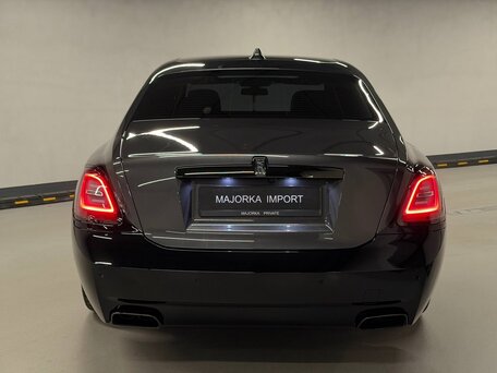2022 Rolls-Royce Ghost Black Badge II (Series I), чёрный, 30000000 рублей, вид 2