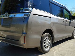 2017 Toyota Voxy III (R80) Рестайлинг, серый, 2680000 рублей, вид 4