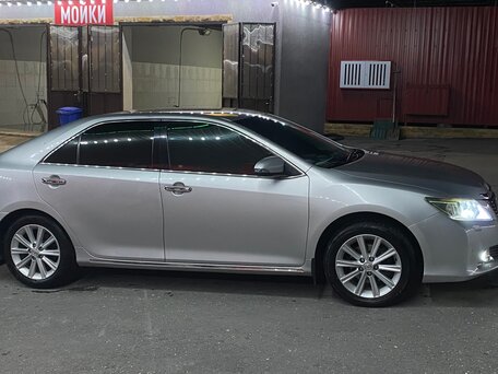 2012 Toyota Camry VII (XV50), серебристый, 1480000 рублей, вид 3