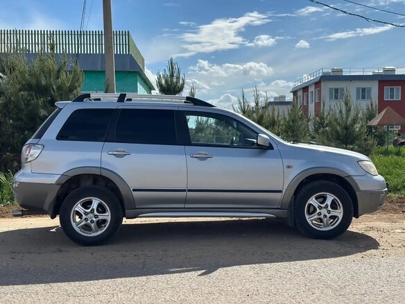 2005 Mitsubishi Outlander I, серый, 650000 рублей - вид 3