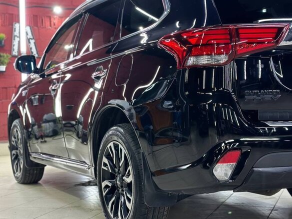 2015 Mitsubishi Outlander PHEV III Рестайлинг 2, чёрный, 2500000 рублей - вид 2