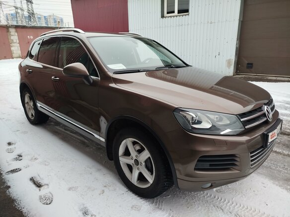 2012 Volkswagen Touareg II, коричневый, 1600000 рублей - вид 2