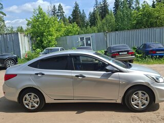 2013 Hyundai Solaris I, серебристый, 833000 рублей, вид 4