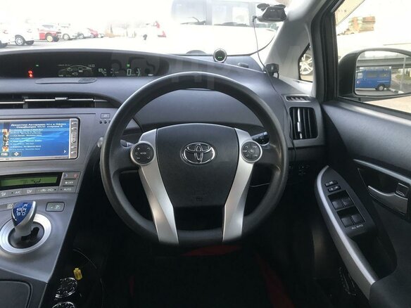 2012 Toyota Prius III Рестайлинг (XW30), белый, 1550000 рублей - вид 8