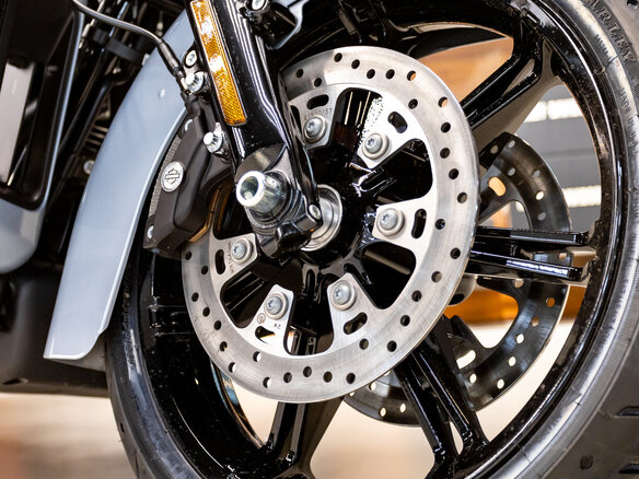 2023 Harley-Davidson Road Glide Limited, серебристый, 3150000 рублей - вид 12