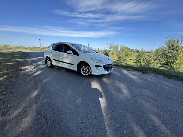 2011 Peugeot 308 I Рестайлинг, белый, 650000 рублей - вид 2