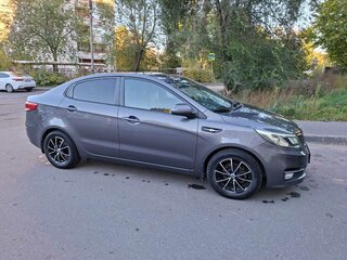 2015 Kia Rio III Рестайлинг, серый, 825000 рублей, вид 3