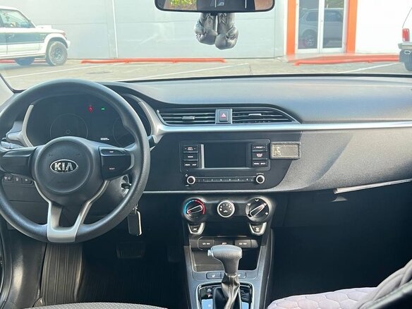 2021 Kia Rio IV Рестайлинг, чёрный, 1550000 рублей - вид 6