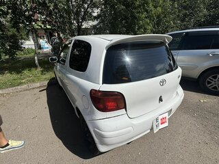 2002 Toyota Vitz I (P10), белый, 300000 рублей, вид 2
