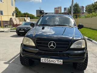 1998 Mercedes-Benz M-Класс 430 I (W163), чёрный, 1300000 рублей, вид 2