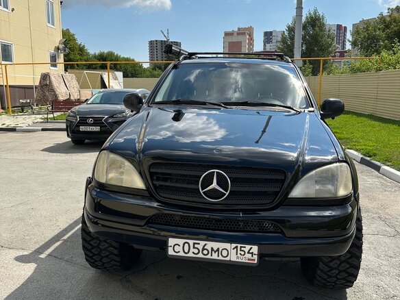 1998 Mercedes-Benz M-Класс 430 I (W163), чёрный, 1300000 рублей - вид 1