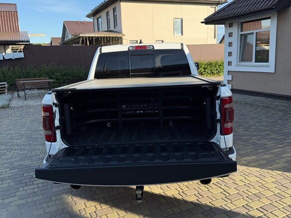2019 Ram 1500 Crew Cab V, белый, 7000000 рублей - вид 5