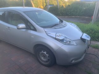 2011 Nissan Leaf I (ZE0/AZE0), серебристый, 1400000 рублей, вид 2