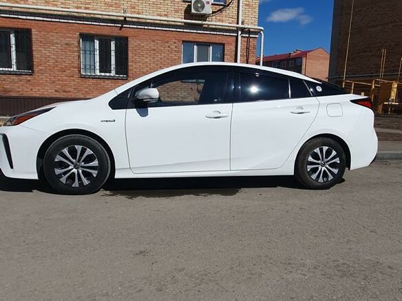 2019 Toyota Prius IV Рестайлинг (XW50), белый, 2150000 рублей - вид 1