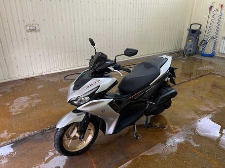 2024 Yamaha Aerox 155, серебристый, 530000 рублей, вид 2