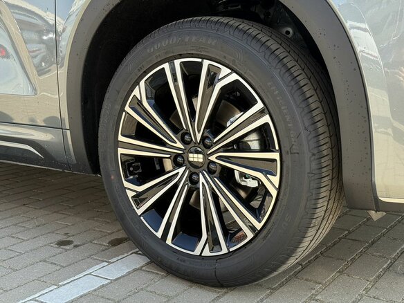 2026 Geely EX5 Гибрид EM-i, серебристый, 3974990 рублей - вид 10