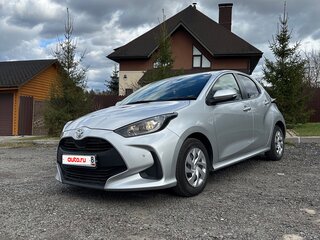 2020 Toyota Yaris IV, серебристый, 1059000 рублей, вид 1