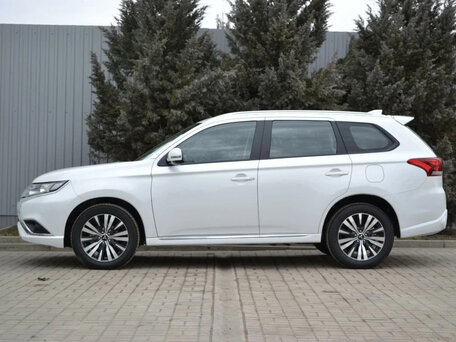 2022 Mitsubishi Outlander III Рестайлинг 3, белый, 2135000 рублей, вид 5