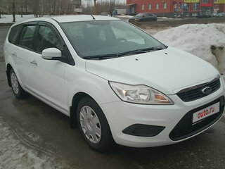 2010 Ford Focus II Рестайлинг, белый, 400000 рублей, вид 3