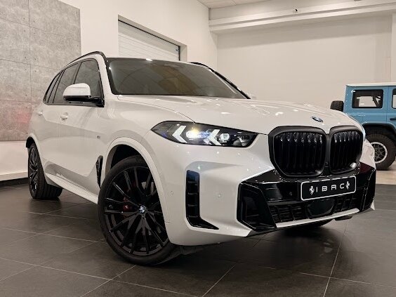 2025 BMW X5 40d IV (G05/G18) Рестайлинг, белый - вид 2