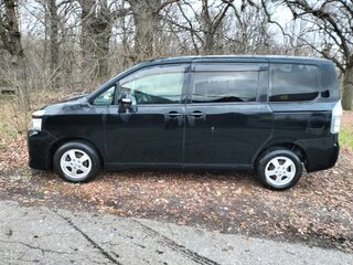 2013 Toyota Voxy II (R70) Рестайлинг, чёрный, 1690000 рублей, вид 4