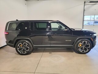 2024 Rivian R1S QM Large, чёрный, 13853712 рублей, вид 4