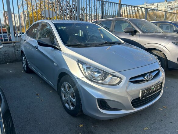 2013 Hyundai Solaris I, серебристый, 659000 рублей