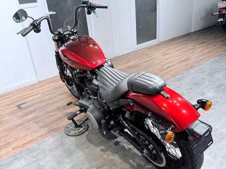2017 Harley-Davidson Street Bob, красный, 1499000 рублей, вид 5