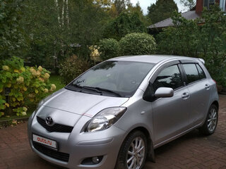 2010 Toyota Yaris II Рестайлинг, серебристый, 1500000 рублей, вид 1