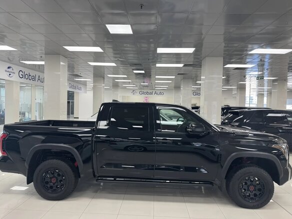 2026 Toyota Tundra CrewMax III, чёрный, 10500000 рублей - вид 4