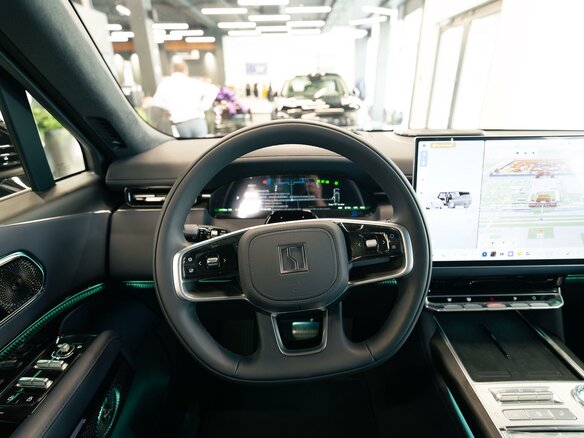 2025 Zeekr 9X 70 kWh, чёрный - вид 16