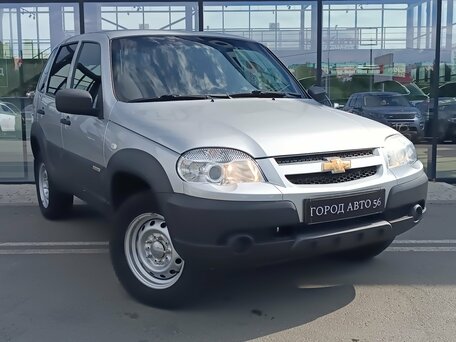 2017 Chevrolet Niva I Рестайлинг, серебристый, 730000 рублей, вид 1