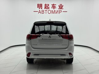 2022 Mitsubishi Outlander III Рестайлинг 3, белый, 1900000 рублей, вид 5