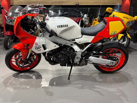 2024 Yamaha XSR900, красный, 985000 рублей - вид 5