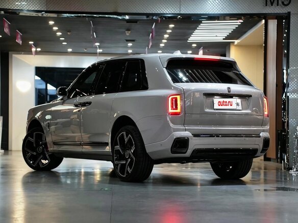 2025 Rolls-Royce Cullinan Black Badge I Рестайлинг (Series II), чёрный, 49000000 рублей - вид 3