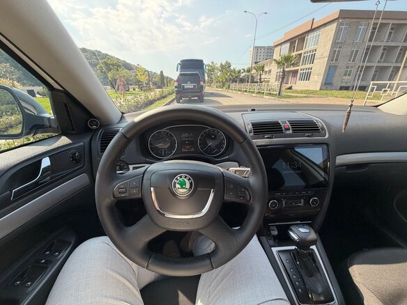 2012 Skoda Octavia II (A5) Рестайлинг, белый, 1390000 рублей - вид 6