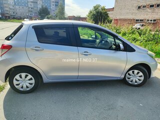 2014 Toyota Vitz III (XP130), серебристый, 810000 рублей, вид 4