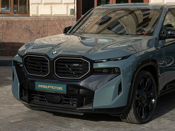2026 BMW XM 50e, серый, 19890000 рублей - вид 4