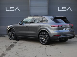 2020 Porsche Cayenne III, серый, 8690000 рублей, вид 3