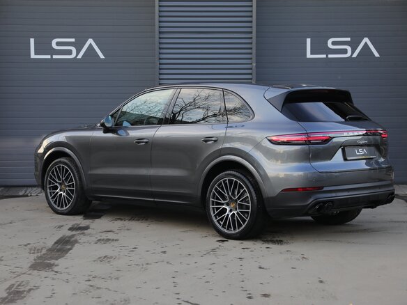 2020 Porsche Cayenne III, серый, 8690000 рублей - вид 2