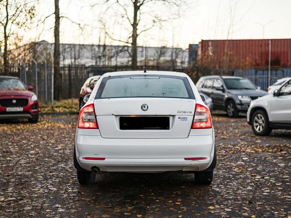 2011 Skoda Octavia II (A5) Рестайлинг, белый, 530000 рублей - вид 3