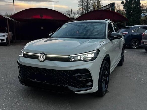 2026 Volkswagen Tiguan L Pro III (China Market), бежевый, 4970000 рублей - вид 1