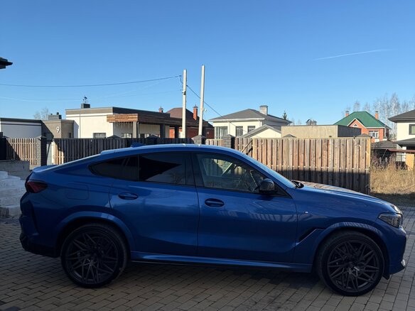 2020 BMW X6 30d III (G06), синий, 8690000 рублей - вид 2